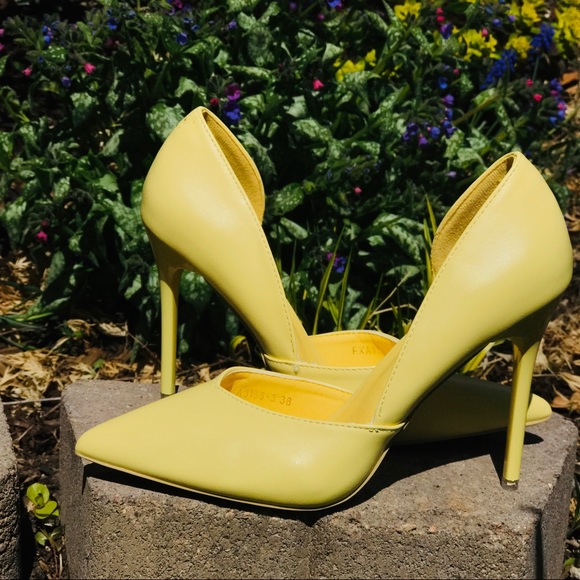 Pastel yellow pointy toe pumps - Picture 3 of 7